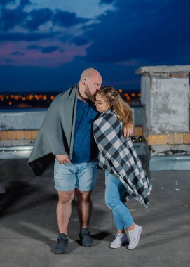 Güzel bir çift çatıda, battaniyenin altında..