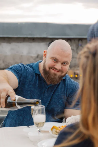 Uomo adulto versando champagne in un bicchiere. — Foto Stock