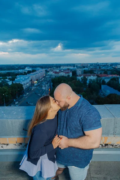 Hermosos y felices amantes en el techo abrazándose. —  Fotos de Stock