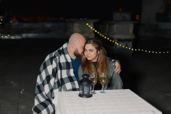 Les amoureux sur le toit s'assoient à une table de champagne. — Photo