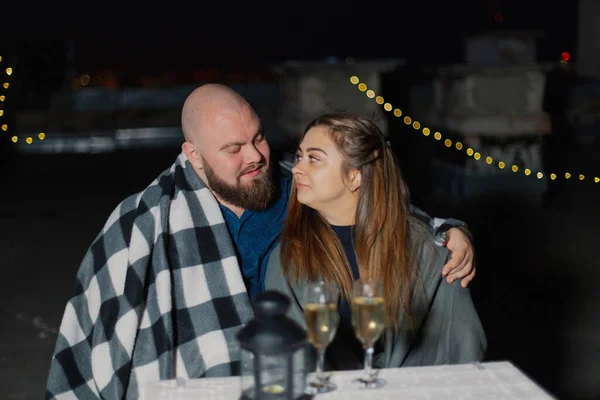 Les amoureux sur le toit s'assoient à une table de champagne. — Photo