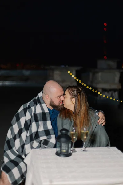 Les amoureux sur le toit s'assoient à une table de champagne. — Photo