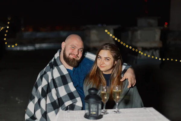 Les amoureux sur le toit s'assoient à une table de champagne. — Photo