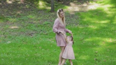 Genç anne parkta kızının etrafında dönüyor..
