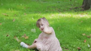 Güzel küçük kızım çimenlerde ağlıyor..