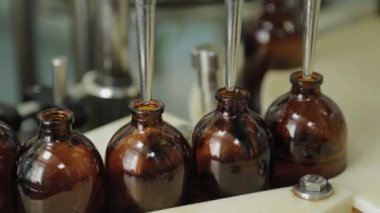 Şişeleme ilacı üzerine kahverengi ilaç şişeleri.