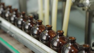 Şişeleme ilacı üzerine kahverengi ilaç şişeleri.