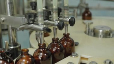 Şişeleme ilacı üzerine kahverengi ilaç şişeleri.