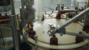 Şişeleme ilacı üzerine kahverengi ilaç şişeleri.