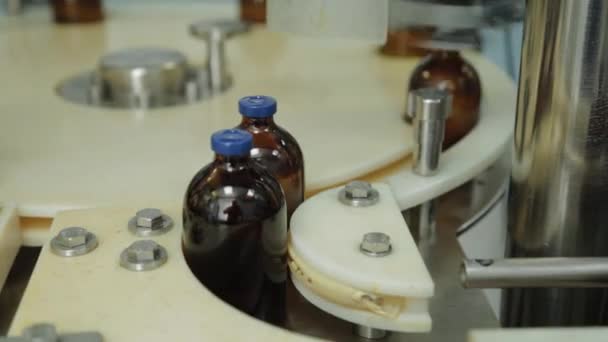 瓶詰め医学の茶色の医療用バイアル. — ストック動画