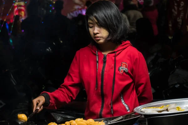 사가잉 미얀마 2019 여자가 사가잉 시에서 행사에 청중을 사탕을 요리한다 — 스톡 사진
