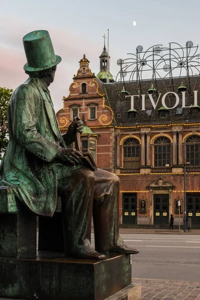 Copenhague Dinamarca Junio 2015 Estatua Hans Christian Andersen Mirando Hacia —  Fotos de Stock