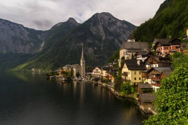 Hallstatt 'ün Dünya Mirası Kasabası, kayalarda inşa edilmiş gibi görünüyor, sabahın erken saatlerinde parlıyor..