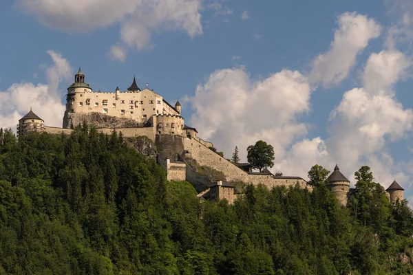 Wspaniały Średniowieczny Zamek Hohenwerfen Siedzący Skale Świeci Słońcu — Zdjęcie stockowe