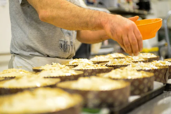 Pastelero Cocina Profesional Preparando Horneando Panettone Milanés Época Navideña Panettone — Foto de Stock