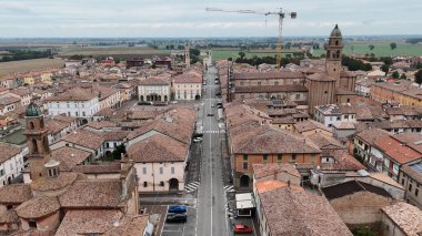 İnsansız hava araçları tarihi Cortemaggiore PC kasabası İtalyan kırsal çatılarını, kiliselerin çan kulelerini ve caddeleri ele geçirdi.