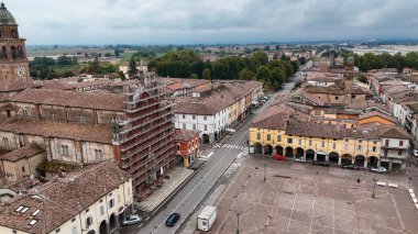 Cortemaggiore 'un Tarihi Kalbi Emilia Romagna İtalya' yı Yukardan Uçan İHA Hava Gösterilerinin Çatı Kaplamaları ve Hareketli Kasaba Meydanı