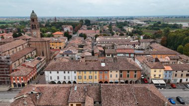 Cortemaggiore PC İtalya 'nın Büyüleyici İHA Hava Görüntüleri Tarihi Mimari ve Kırsal Manzaraları Gösteriyor