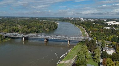 Görkemli Hava Aracı Görüntüsü, Cremona Lombardy İtalya 'dan canlı bir köprü ve yemyeşil bir yeşillikle akan görkemli Po Nehri' ni yakalıyor.