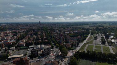 Cremona Lombardy İtalya 'nın Geniş İHA Hava Görüntüsü Po Nehri' ni ve Güneşli Gökyüzü Altındaki Canlı Kasaba Merkezini Gösteriyor