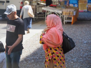 Cremona, İtalya - 3 Eylül 2025 Yaz mevsimi piyasa sahnesi Cremona Lombardy İtalya 'nın tarihi şehir merkezinde çeşitli insanlar ve yerel ticaretin yer aldığı