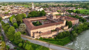 Oglio nehrine bakan tarihi bir kale olan Pontevico 'nun Rocca Viscontea' sını gözler önüne seren hava manzarası, İtalya 'nın Brescia kentindeki kasaba ve yemyeşil kırsal bölgelerle çevrili.
