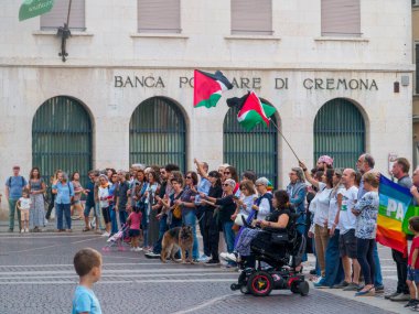 Cremona, İtalya 8 Eylül 2025 'te Cremona' nın Duomo Meydanı 'nda Filistin bayrakları ve dayanışma pankartlarıyla Gazze ihtilafını protesto etmek için düzenlenen barışçıl protesto gösterisi.