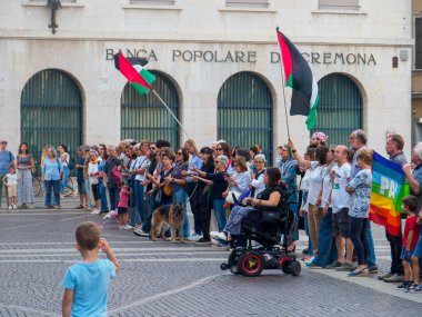 Cremona, İtalya 8 Eylül 2025 Cremona 'daki Duomo Meydanı' nda barışçıl protesto, Filistin ve barış bayraklarıyla gösteri, devam eden bölgesel gerginlikler üzerine insani kaygıların vurgulanması