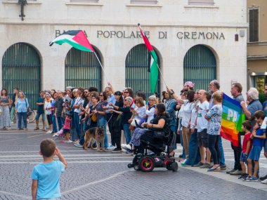 Cremona, İtalya 8 Eylül 2025 Cremona 'daki Duomo Meydanı' nda barışçıl protesto, Filistin ve barış bayraklarıyla gösteri, devam eden bölgesel gerginlikler üzerine insani kaygıların vurgulanması