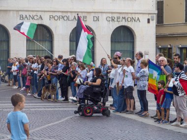 Cremona, İtalya 8 Eylül 2025 Cremona 'daki Duomo Meydanı' nda barışçıl protesto, Filistin ve barış bayraklarıyla gösteri, devam eden bölgesel gerginlikler üzerine insani kaygıların vurgulanması