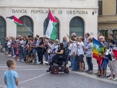 Cremona, İtalya 8 Eylül 2025 Cremona 'daki Duomo Meydanı' nda barışçıl protesto, Filistin ve barış bayraklarıyla gösteri, devam eden bölgesel gerginlikler üzerine insani kaygıların vurgulanması
