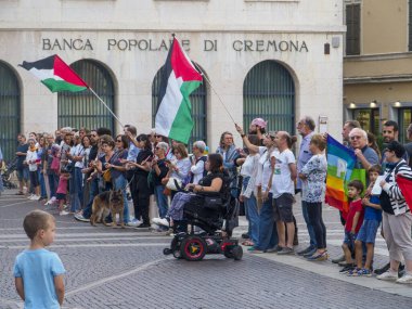 Cremona, İtalya 8 Eylül 2025 Cremona 'daki Duomo Meydanı' nda barışçıl protesto, Filistin ve barış bayraklarıyla gösteri, devam eden bölgesel gerginlikler üzerine insani kaygıların vurgulanması