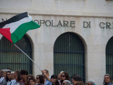Cremona, İtalya 8 Eylül 2025 Duomo Meydanı, Cremona 'da dalgalanan Filistin bayrağı, Gazze çatışmasına karşı protestoları vurguluyor, uluslararası dayanışma ve barışçıl çözüm çabalarını temsil ediyor