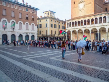 Cremona, İtalya 8 Eylül 2025 Cremona 'nın Duomo Meydanı' nda barışçıl protesto gösterileri, Filistin bayrakları sallayan, Gazze ihtilafında barışı savunan göstericiler