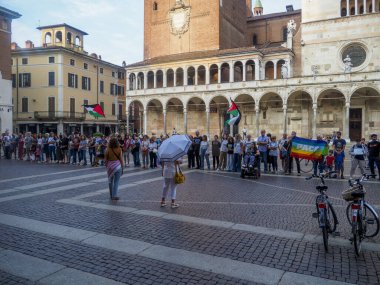 Cremona, İtalya 8 Eylül 2025 Cremona 'nın Duomo Meydanı' nda barışçıl protesto gösterileri, Filistin bayrakları sallayan, Gazze ihtilafında barışı savunan göstericiler