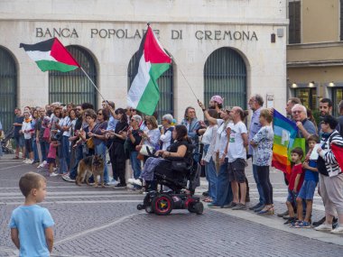 Cremona, İtalya 8 Eylül 2025 Cremona 'daki Duomo Meydanı' nda barışçıl protesto, Filistin ve barış bayraklarıyla gösteri, devam eden bölgesel gerginlikler üzerine insani kaygıların vurgulanması