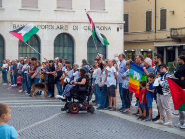 Cremona, İtalya 8 Eylül 2025 Filistin ve gökkuşağı bayraklı barışçıl protestocular Duomo Meydanı 'nda duruyor. Krema. İtalya