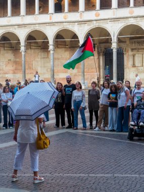 Cremona, İtalya 8 Eylül 2025 Cremona 'nın Duomo Meydanı yakınlarında toplanan barışçıl protestocular, Filistin bayrağı sallıyor ve çatışma çözümünü destekleyen dayanışma işaretleri sergiliyorlar.