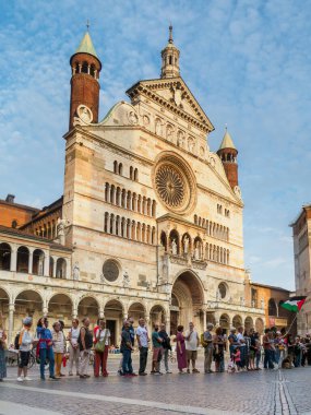 Cremona, İtalya 8 Eylül 2025 Cremona 'nın Duomo Meydanı yakınlarında toplanan barışçıl protestocular, devam eden Gazze ihtilafına karşı gösteri yaparken Filistin bayrağı salladılar.