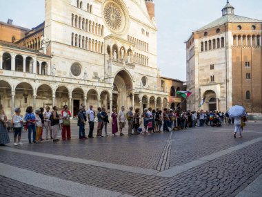 Cremona, İtalya 8 Eylül 2025 Barış yanlısı eylemciler, İtalya 'nın Cremona kentindeki Duomo Meydanı' nda dayanışma gösterileri sırasında Filistin bayraklarıyla durarak Gazze ihtilafına karşı çıktılar.