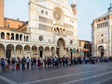 Cremona, İtalya 8 Eylül 2025 Barış yanlısı eylemciler, İtalya 'nın Cremona kentindeki Duomo Meydanı' nda dayanışma gösterileri sırasında Filistin bayraklarıyla durarak Gazze ihtilafına karşı çıktılar.