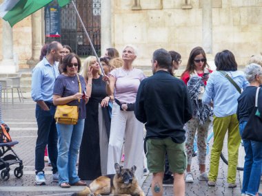 Cremona, İtalya 8 Eylül 2025 Crema 'nın Duomo Meydanı' nı dolduran barışçıl gösteri, protestocular Gazze 'yi Filistin bayrağıyla destekleyerek ihtilafa son verme çağrısında bulundular