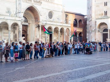 Cremona, İtalya 8 Eylül 2025 Filistin bayraklarıyla toplanan barışçıl protestocular, Duomo Meydanı, Cremona 'daki çatışmaya karşı birleşerek Gazze' ye dayanışma gösterdiler.