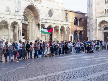 Cremona, İtalya 8 Eylül 2025 Filistin bayraklarıyla toplanan barışçıl protestocular, Duomo Meydanı, Cremona 'daki çatışmaya karşı birleşerek Gazze' ye dayanışma gösterdiler.