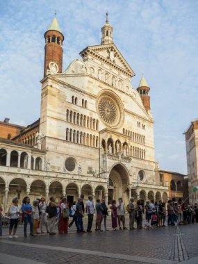 Cremona, İtalya 8 Eylül 2025 Cremona 'nın Duomo Meydanı yakınlarında toplanan barışçıl protestocular, devam eden Gazze ihtilafına karşı gösteri yaparken Filistin bayrağı salladılar.