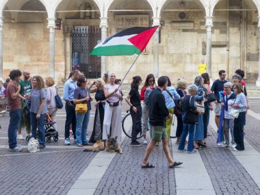 Cremona, İtalya 8 Eylül 2025 'te Duomo Meydanı, Cremona, İtalya' da toplanan aktivistler Filistin ve barış bayrakları sallıyor, Filistin 'de barışı protesto ediyor ve Gazze' deki savaşa son veriyorlar.