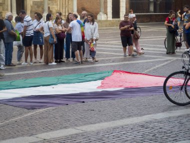 Cremona, İtalya 8 Eylül 2025 'te Duomo Meydanı, Cremona, İtalya' da toplanan aktivistler, Gazze Savaşı 'na karşı barışçıl bir protesto sırasında büyük bir Filistin bayrağı sergiliyorlar.