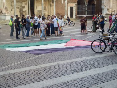 Cremona, İtalya 8 Eylül 2025 'te Duomo Meydanı, Cremona, İtalya' da toplanan aktivistler, Gazze Savaşı 'na karşı barışçıl bir protesto sırasında büyük bir Filistin bayrağı sergiliyorlar.