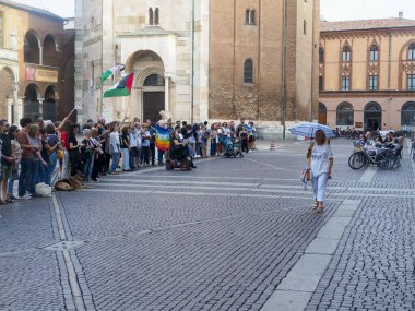 Cremona, İtalya 8 Eylül 2025 'te Duomo Meydanı, Cremona, İtalya' da toplanan aktivistler Filistin ve barış bayrakları sallıyor, Filistin 'de barışı protesto ediyor ve Gazze' deki savaşa son veriyorlar.