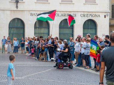 Cremona, İtalya 8 Eylül 2025 Cremona 'daki Duomo Meydanı' nda barışçıl protesto, Filistin ve barış bayraklarıyla gösteri, devam eden bölgesel gerginlikler üzerine insani kaygıların vurgulanması
